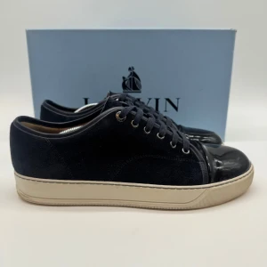 LANVIN CAP TOE SNEAKERS - Lanvin Cap toe sneakers - Skick: 9/10 - Tillbehör: Box - Storlek 42/UK7 - Nypris ca 5200kr - Deluxecloset
