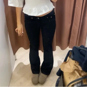 low waist jeans - helt oanvända då de är för stora, skruv för fler bilder!! pris kan diskuteras💞
