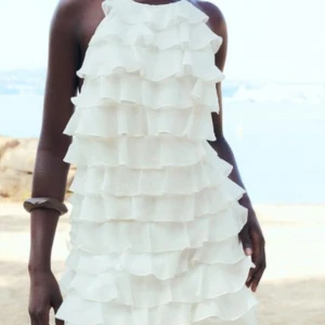 Vit volangklänning med knyt i ryggen - Supersöt vit halterneck klänning med volanger från Zara!! Perfekt till student eller skolavslutning! 🙌🏻 prislapp kvar, därav som ny! 