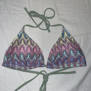Bikiniöverdel med knytband  - Trendig färgglad bikiniöverdel med knytband💚🩷