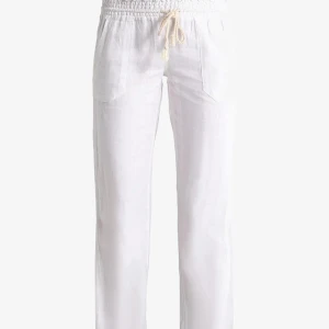 Los waist linnebyxor Roxy - Säljer ett par low waist vita linnebyxor från Roxy i storlek M💗lite noppriga precis mellan benen