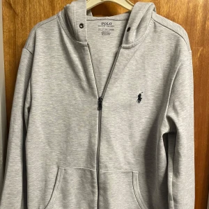 Polo Ralph Lauren zip up hoodie - Mycket bra skick. Köpt på NK. Nypris 1799 kr. Pris kan diskuteras.