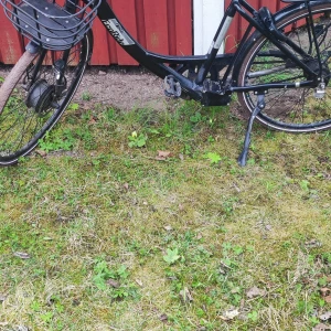 Svart elcykel från ecoride dock utan batteri  - Säljer en svart elcykel från Crescent med brunt sadel och handtag. Utrustad med SpinTech display, Shimano växlar och cykelkorg fram. Cykeln har robust ram och pakethållare bak. Perfekt för smidig och miljövänlig transport. Sista 6 månaderna har jag använt den som vanlig cykel, batteriet vart stulet innan 