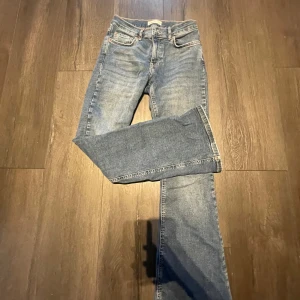 Blå bootcut jeans  - Jätte sköna och stretchiga blå bootcut jeans med en klassisk femficksdesign. Perfekta för en avslappnad stil. Midjan är normal, använda typ 2 gånger, alltså nyskick. 