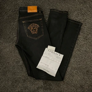 Versace slimfit jeans  - Riktigt feta Versace jeans i extremt mjukt material vilket gör att dom nästan känns som ett par mjuka chinos. Extremt bekväma jeans med en passform som liknar Hedi Slimane jeans. Nypris 3800kr. Storlek 30 men enligt mig sitter dom som W29 och L32/34. 