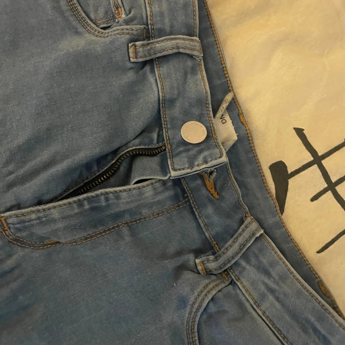 Blå jeansbyxor med dragkedja