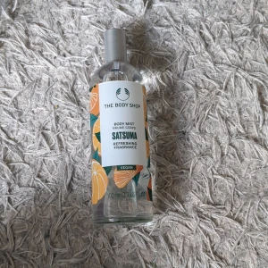 Satsuma Body Mist - Fräsch body mist med doft av satsuma från The Body Shop. Flaskan är genomskinlig med färgglad etikett i orange, grönt och vitt med citrusmotiv. Innehåller 100 ml och är vegansk. Luktar faktiskt jättegott men tror inte jag kommer använda den. Har nog bara testat spraya för att lukta på den.