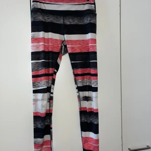 Leggingsit - Moniväriset raidalliset leggingsit, joissa kiristysnarut vyötäröllä. Alkuperäiset narut katkenneet, joten vaihdettu uudet. Koko S.  Haara-lahje n 72cm, vyötärön leveys n 32cm.Kissatalous Mikäli hinta ei miellytä tarjoa rohkeasti!! Katsothan myös muut ilmoitukseni!!