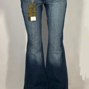 Lågmidjade jeans   - Nya lowwaist jeans! Lappen är bortklippt men jeansen är endast provade, inte använda. Tryck på bilderna för att se hela jeansen, de laddades upp konstigt. Storlek W28/L34. Midja: 37. Grenhöjd: 18. Inneben: 88. Läs bio innan köp! 