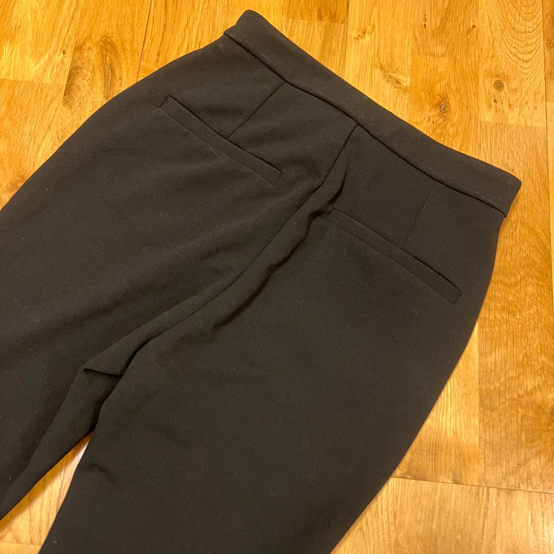 Svarta bootcut kostymbyxor med slits - 3