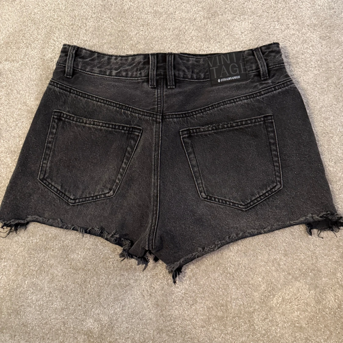 Svarta jeansshorts med slitningar  - 1
