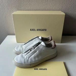 Arigato skor  - Ett par snygga skor i toppen skick med ett fåtal skråmor. Nypriset är omkring 2000kr och säljs nu för endast 499. Hör av er vid intresse av fler bilder! (Obs box ingår inte) postar inom 24h!