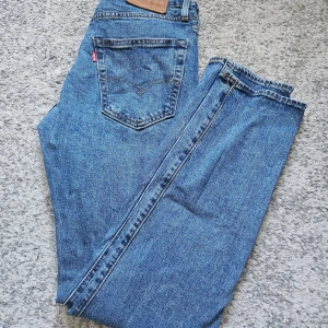 Levis 502 - Hej, jag säljer nu mina Levis jeans i väldigt bra skick enbart använda 1 gång. Jeansen är i storlek W 30 L 34. Fraktar inom 12 h📦