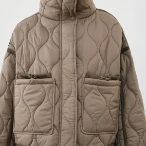 Zara jacka - Säljer denna jacka från zara🫶Inprincip helt ny// Återpublicerad annons🤍 Jackan är i väldigt fint skick