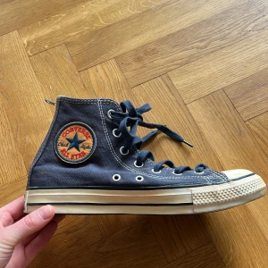 Converse - Sååå sjukt snygg och coola vintage converse. Använda 1 gång så väldigt bra skick. Stolek 6 uk men motsvarar väll typ en 39 🥰skriv för frågor eller mer bilder 
