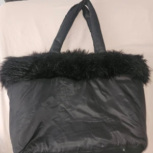 Väska med fuskpäls - Mjuk väska med fuskpäls. Ganska använd. Från monki 💞
