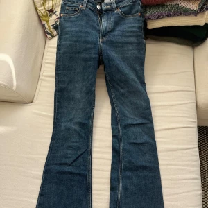Jeans - Snygga mörkblå jeans från hm🥰storleken är 34 men skulle säga den är mer 32 fast relativt stretchiga 