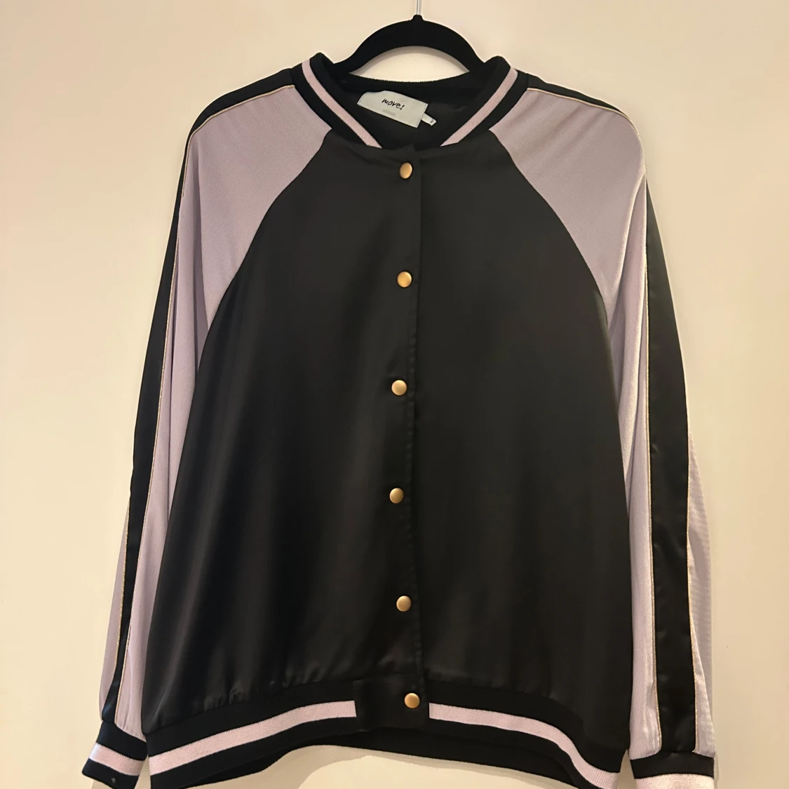 Svart och lila bomberjacka från Moves by Minimum