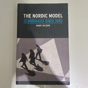 Kurslitteratur  - Boken 'The Nordic Model: Scandinavia Since 1945' av Mary Hilson utforskar de politiska och sociala strukturerna i de nordiska länderna efter 1945. Boken har överstrykningar med highlighters men inget som påverkar läsningen!
