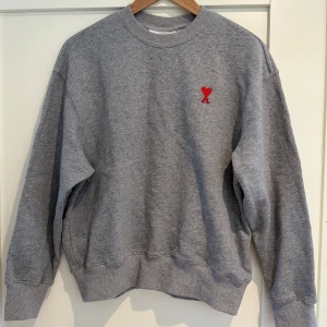 AMI sweatshirt  - Säljer en riktigt snygg sweatshirt från AMI. Broderad logga i nacken och klassiska hjärtat på bröstet. Storlek S och passar någon mellan ca 168-174. Hör av er vid funderingar 😊