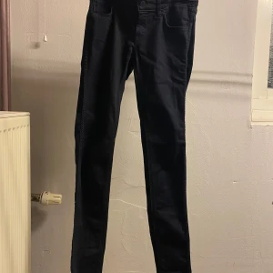 Märkesjeans från Levi’s  - Säljer dessa jeans från Levi’s Line 8. Pris: 205kr. Material: Bomull, elastan och polyester. Fint skick, kan behöva en tvätt pga legat i flyttkartonger. Finns att hämta i Göteborg. Storlek: W26 L32 