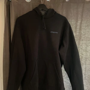 Svart hoodie från Patagonia - Lite oversized passar M/L
