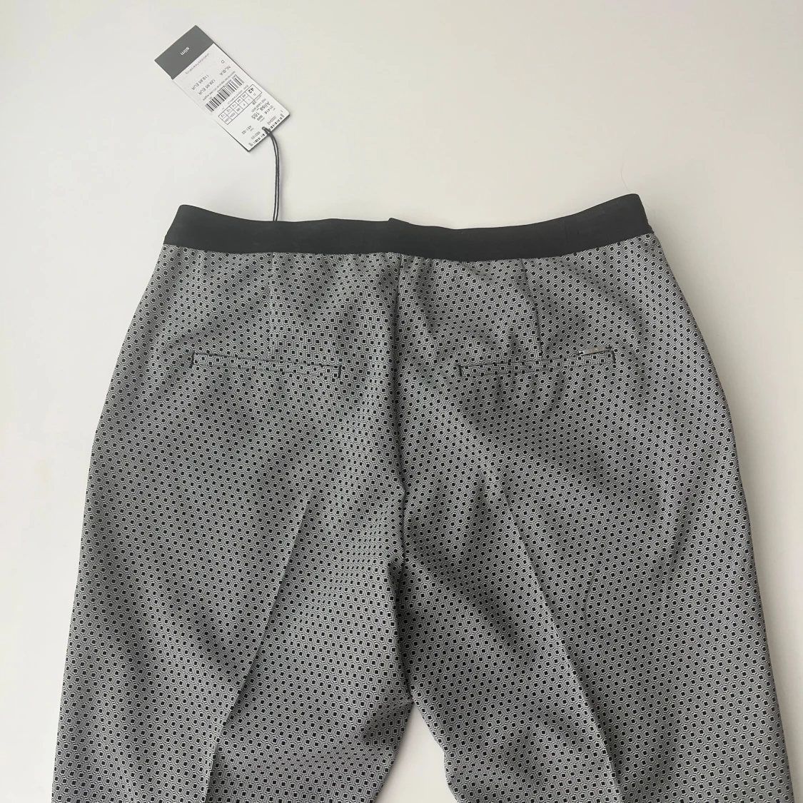 Grå mönstrade kostymbyxor från Rosner - 1