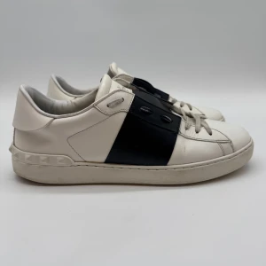 VALENTINO OPEN SNEAKERS - Valentino open sneakers - Skick: 8,5/10 - Storlek 44 sitter som 45 - Tillbehör: Enbart skorna - Nypris 7700kr - deluxecloset 