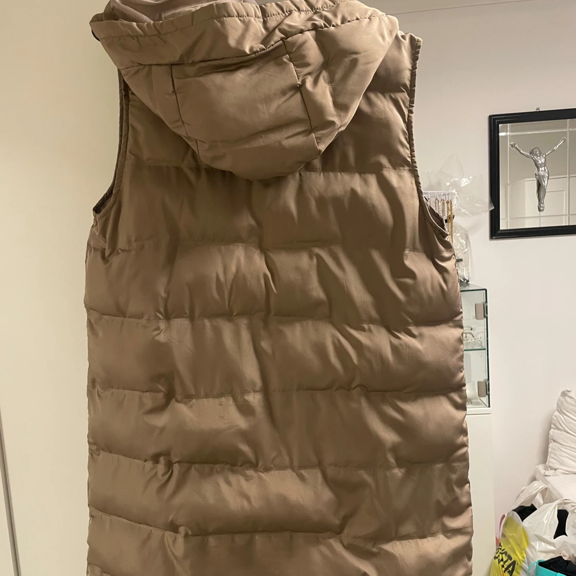 Beige dunväst med huva