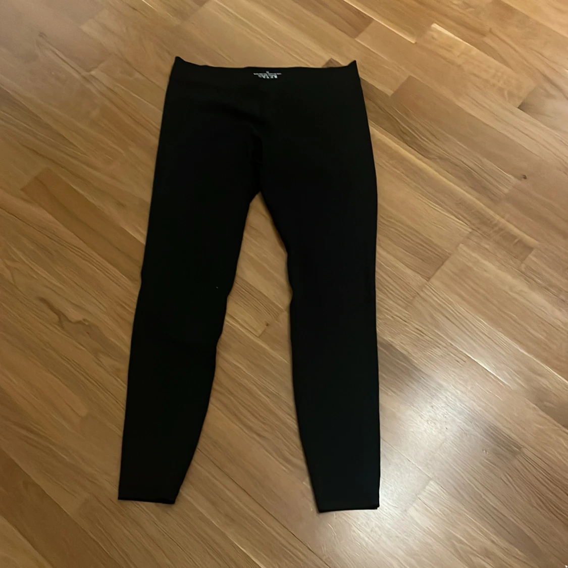 Lågmidjade svarta leggings från Aim'n