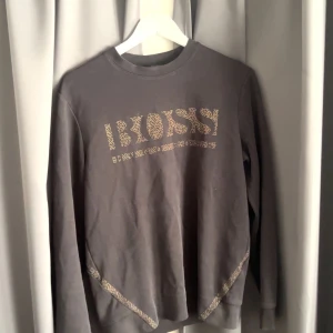 Hugo Boss tröja - Riktigt fräsch Hugo boss Sweatshirt i topp skick. Inga täcken på användning eller slitning.