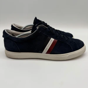MONCLER SNEAKERS - Moncler sneakers - Skick: 9/10 - Storlek 42,5 sitter som 43 - Tillbehör: Enbart skorna - Nypris 8300kr - deluxecloset 