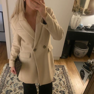 Snygg kappa  - Superfin kappa från mango💗Storlek L men är liten i storleken så passar S-M också!
