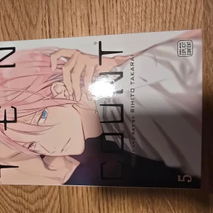 Ten Count Volym 5 - Manga-bok 'Ten Count' volym 5 av Rihito Takarai. Omslaget har en illustrerad karaktär med rosa hår och blå ögon. Boken är på engelska och har svartvita teckningar inuti. Märkt med 'Explicit Content'. Perfekt för BL älskare