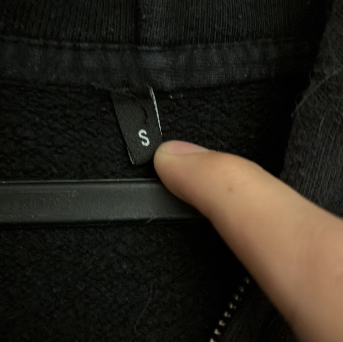 Svart hoodie med strassmask och text - 2