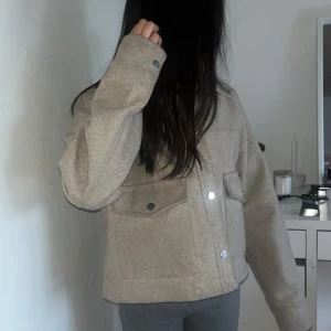 Beige jacka från Zara - Säljer en beige jacka från Zara i kortare modell. Jätte jätte fin men den kommer inte till användning. Pris kan diskuteras! Skriv för frågor💓💓