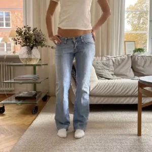 Lee jeans - Säljer mina super fina lee jeans. Midjemåttet är ungefär 40cm och innerbenslängden är 75cm💕