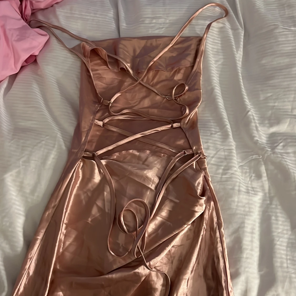 Champagnefärgad satinklänning med smala axelband - 1