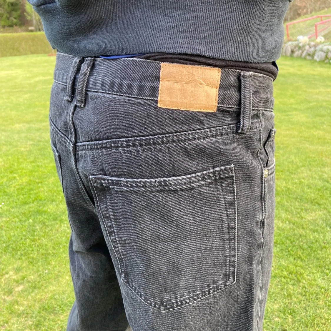 Svarta Barrel Relaxed Tapered Jeans från Weekday - 2