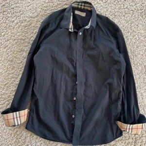 Burberry skjorta - Säljer denna otroligt snygga burberry skjorta. Den är i mycket fint skick utan några fläckar eller hål. Storlek small. Äkthet garanteras givetvis annars pengarna tillbaks.
