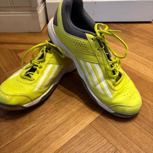 Adidas sneakers gympaskor - Adidas sneakers gympaskor strlk 41,5 (US 8), fint skick.