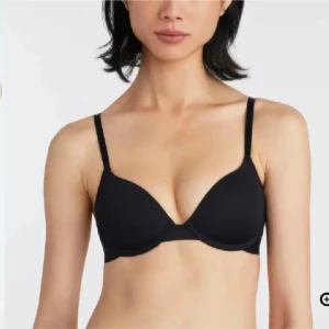 Svart bh - Säljer en slät svart push-up bh med smala axelband. Neutral och passar under allt. Den är helt oanvänd och ordinarie pris är 299kr💓