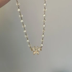 Pärlhalsband - Supergulligt pärlhalsband med en fjäril från brandy melville🦋