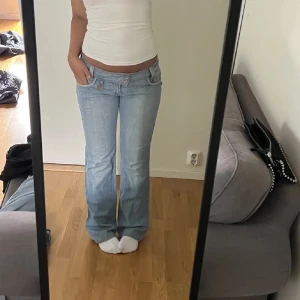 Lågmidjade jeans  - Fina Lågmidjade jeans, har en del skavanker därav priset❣️
