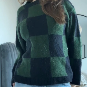 Grön och svart rutig stickad tröja från ASOS DESIGN - Mysig stickad tröja från ASOS DESIGN i grönt och svart rutigt mönster. Använd några få gånger, fortfarande jättefin