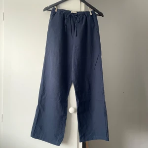 Linnebyxor - Marinblå linnebyxor "Petite linen blend trousers" från Gina Tricot i storlek XS. Knytsnöre i midjan. Använda ett fåtal gånger, fint skick. Innerbenslängd cirka 72 cm.