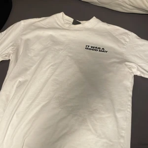 Vit oversized t-shirt med Ice Cube-tryck från H&M - Säljer en vit oversized t-shirt från H&M med tryck av Ice Cube och texten 'It was a good day' på bröstet och ryggen. Perfekt för dig som gillar streetwear och snygga prints.