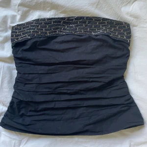 Tub topp - Jättefin tub topp från zara köpt på sellpy, aldrig använd då den inte passar mig därav säljer jag den!🤍Kontakta gärna mig om du har frågor och använd jätte gärna köp nu! <3