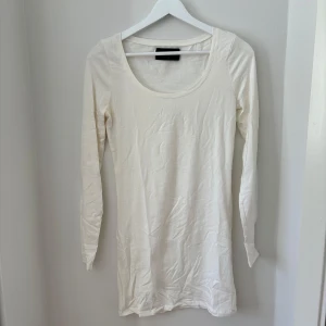 Vit klänning - Vit tight klänning, basic. S/M