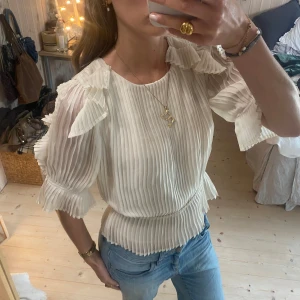 Blus - SUPER snygg volang blus❤️❤️